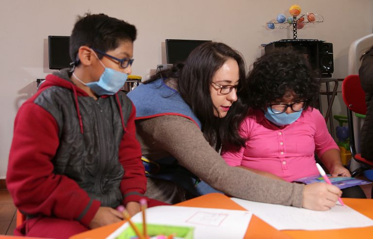 Ofrece IMSS educación básica para niños y jóvenes en tratamiento