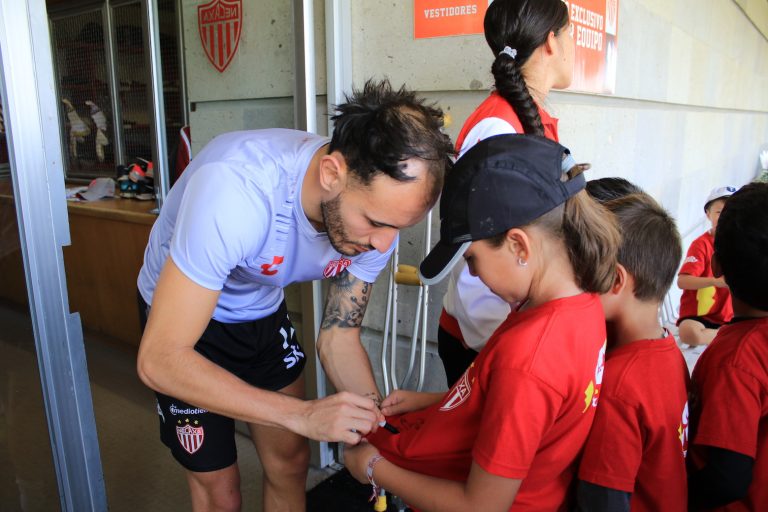Firman autógrafos jugadores del Necaxa Aguascalientes a menores del Curso de Verano