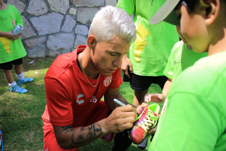 Conviven jugadores de Necaxa Aguascalientes con niños del Curso de Verano 