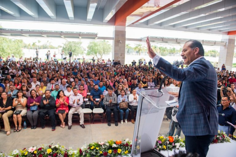 Entregan estímulos a personal educativo de Aguascalientes con antigüedad de 10, 15, 20, 25, 30 y 35 años 