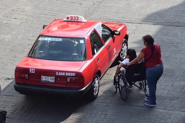 DIF Aguascalientes entrega vales de traslados a personas con discapacidad 