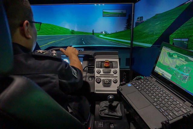 Dona Gobierno de EUA simulador de manejo para mejorar la capacitación policiaca en Aguascalientes 