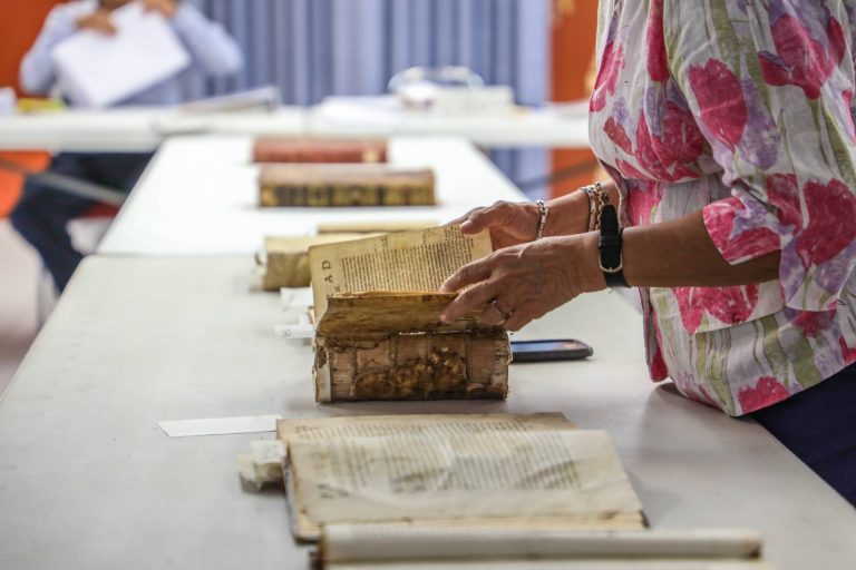 Autónoma de Aguascalientes busca preservar libros antiguos para enriquecer el estudio bibliográfico   