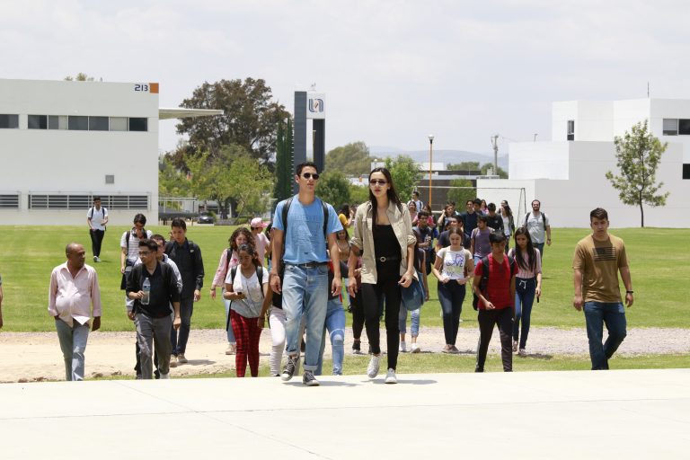 Recibe rector de la Autónoma de Aguascalientes a estudiantes de nuevo ingreso