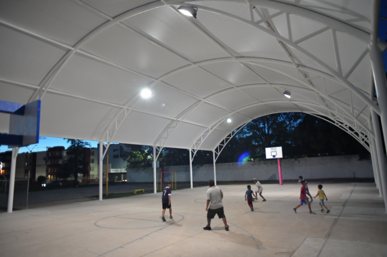 Se han colocado 33 velarias en escuelas, canchas y parques de la capital de Aguascalientes