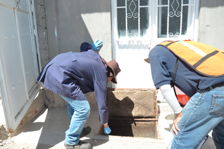 Vigilan descargas sanitarias en comercios de la capital de Aguascalientes