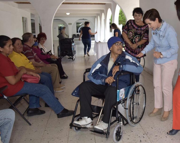 Entregan sillas de ruedas de manera gratuita en Aguascalientes