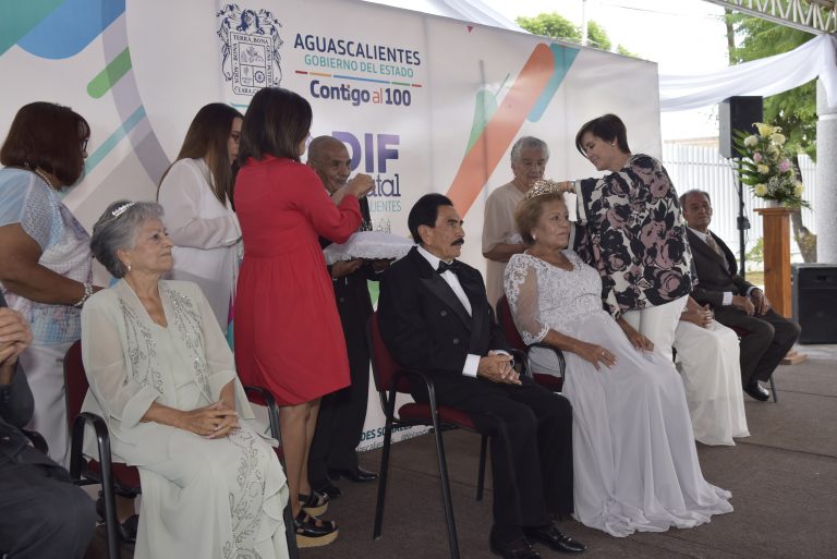 Coronan a los reyes de La Casa del Abuelo en Aguascalientes