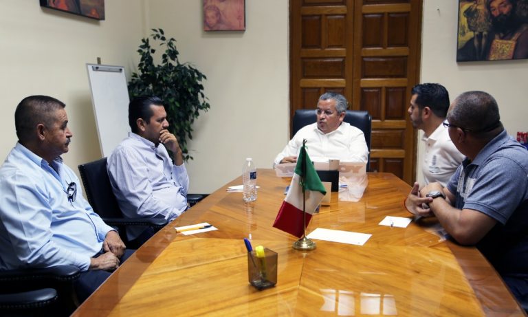 Se reúne Seggob con sindicato de taxistas en Aguascalientes