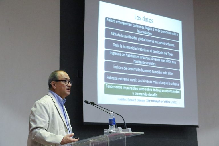 Otto Granados Roldán imparte conferencia a nuevos estudiantes de Derecho de la Autónoma de Aguascalientes