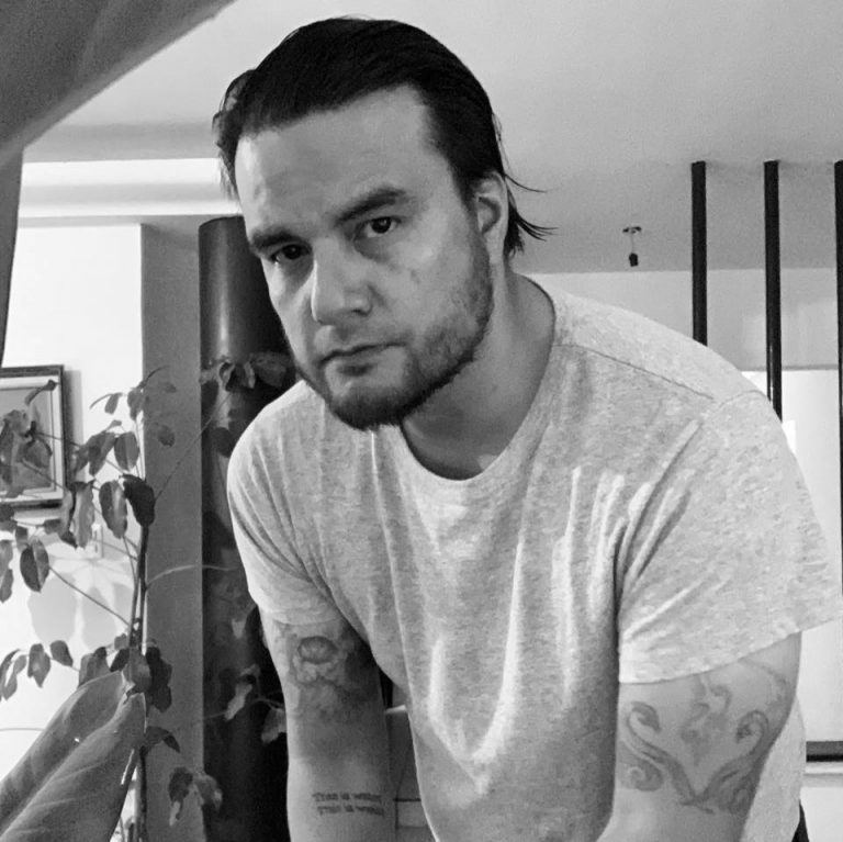 Todo es irracional, depende de cada persona elegir una historia que soporte su propia realidad | Entrevista a Franco Félix, acerca de su novela Maten a Darwin