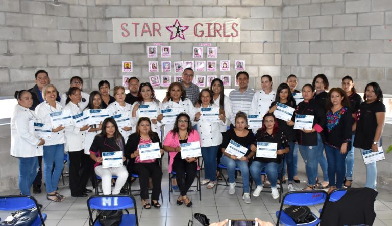Se gradúan 28 mujeres de Aguascalientes de cursos de Centros Crecer