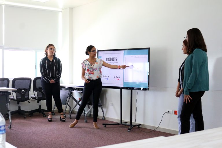 Capacitan a estudiantes de la UTR Aguascalientes con simulador de negocios