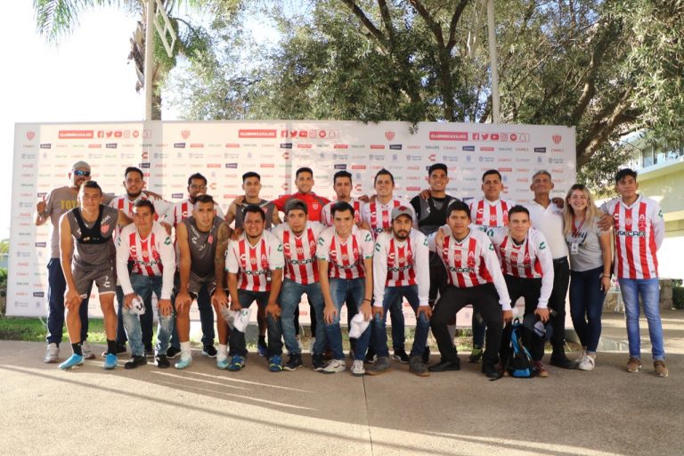 Entrega Necaxa Aguascalientes uniformes a equipo de jóvenes con deficiencia auditiva