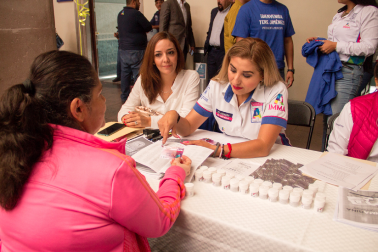 Continúa IMMA con entrega de tarjetas para descuentos a mujeres de Aguascalientes