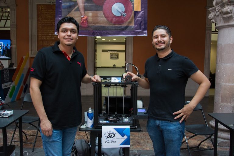 Entrega gobierno de Aguascalientes apoyos económicos a jóvenes emprendedores