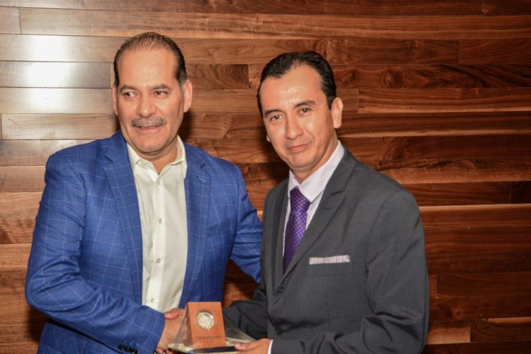 Reconocen al maestro de Aguascalientes, José Ernesto de Lira Cervantes, ganador del Premio Abc 2019