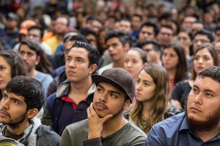 Tras recortes federales en becas, entrega Gobierno de Aguascalientes becas Universitarios al 100