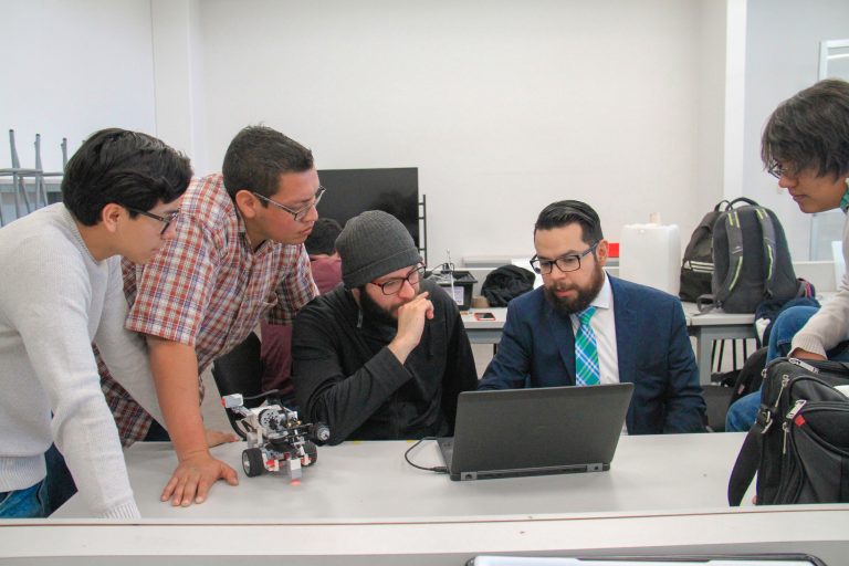 Asesora Autónoma de Aguascalientes a emprendedores y empresas