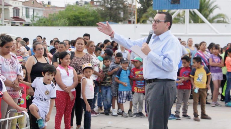 Gira de entrega de útiles escolares en los Centros Crecer en Aguascalientes