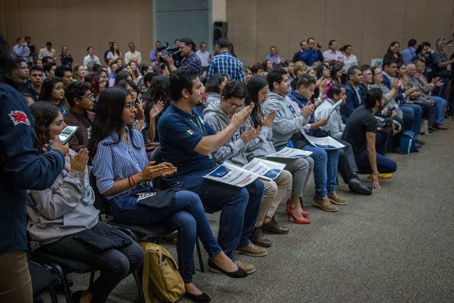 Entrega gobierno de Aguascalientes becas de movilidad internacional a universitarios por 9 mdp 