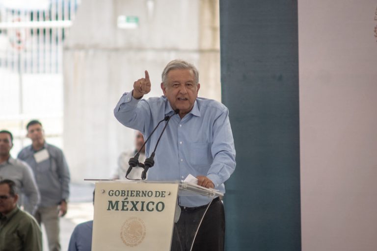 López Obrador promete justicia a familia LeBarón 