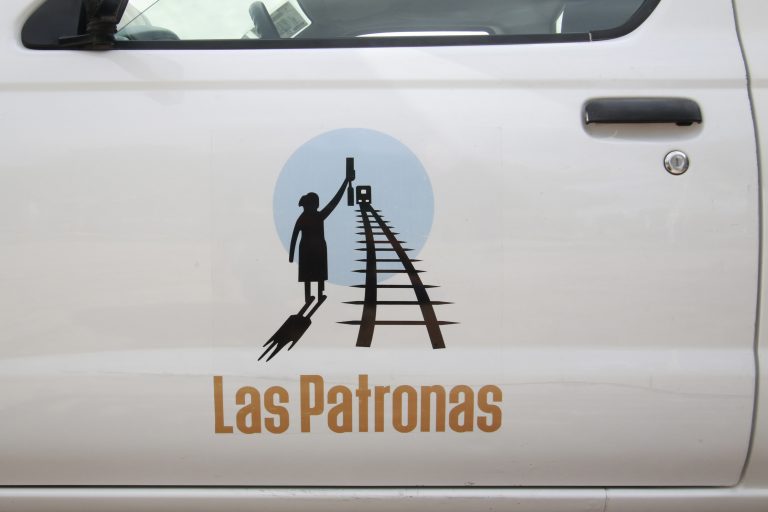 Entrega UAA camioneta a Las Patronas