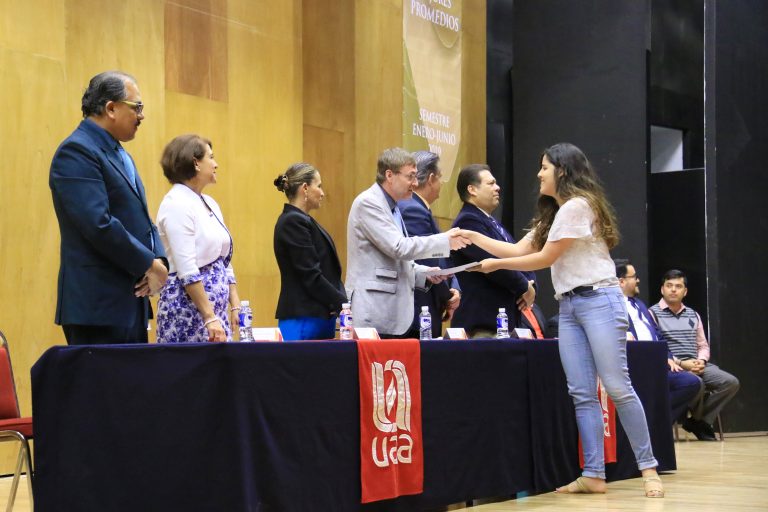 Reconoce UAA a mejores promedios del CCEyA