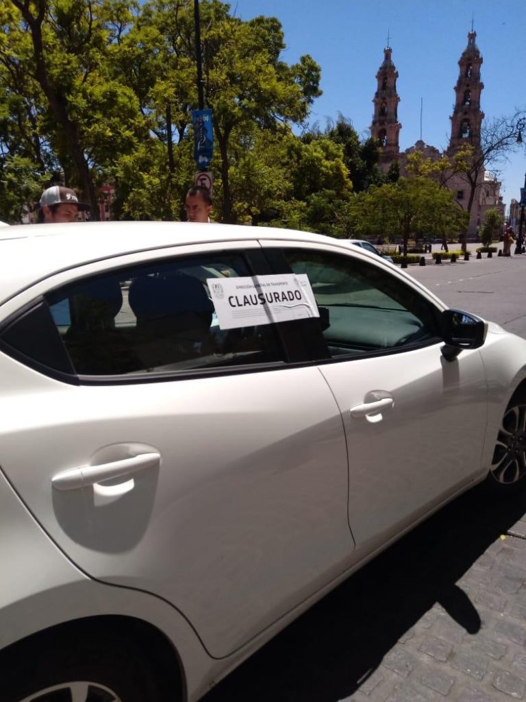 Continúan operativos en Aguascalientes para detectar automóviles de APP sin holograma   