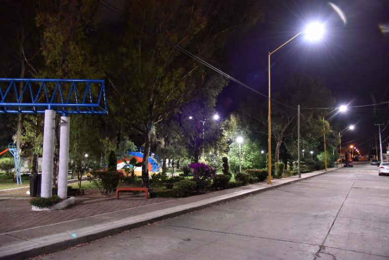 Cambian luminarias en colonias del poniente de Aguascalientes