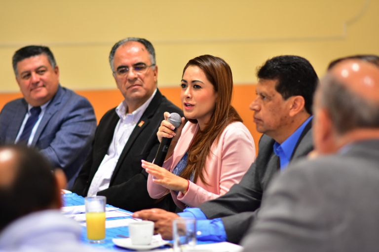 Dialoga Teresa Jiménez con empresarios constructores en Aguascalientes