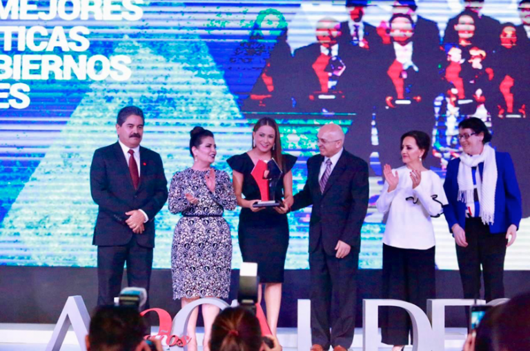 Dan Premio a las Mejores Prácticas de Gobiernos Locales a Teresa Jiménez, alcaldesa de Aguascalientes