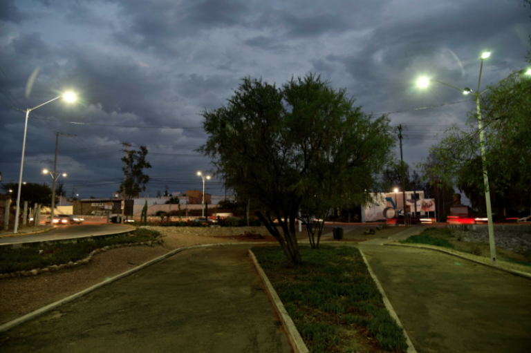 Sustituyen luz amarilla por lámparas led en Aguascalientes