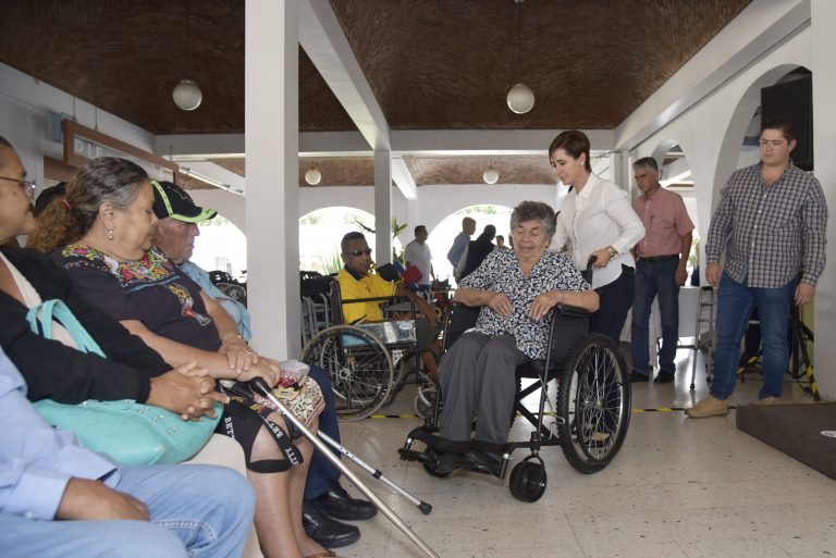 Entregan apoyos sociales a población vulnerable en Aguascalientes        