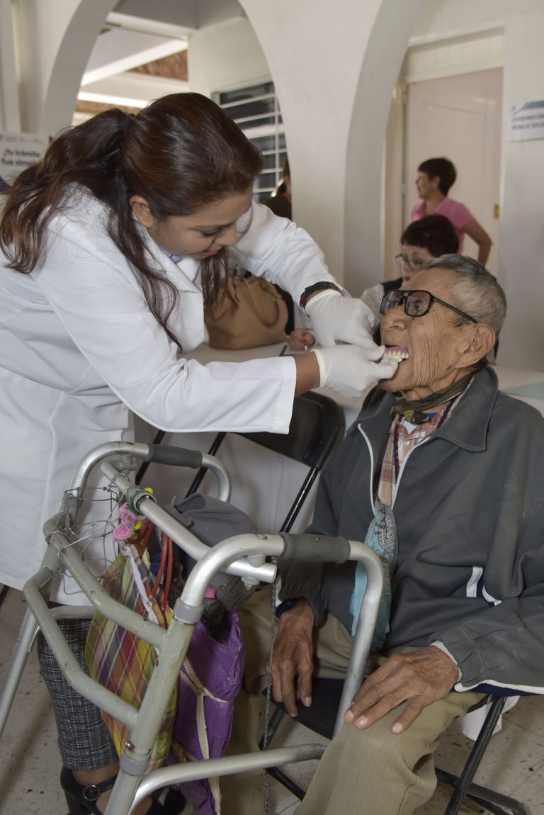 Entregan apoyos sociales a población vulnerable de Aguascalientes