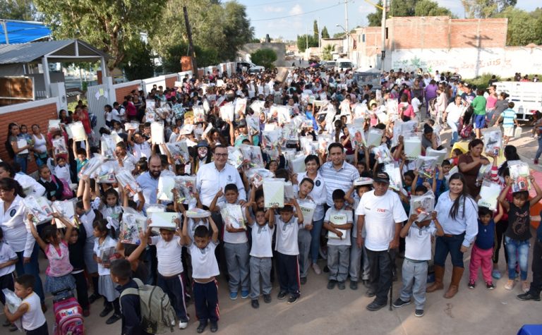 Concluye gira de entrega de útiles escolares en Centros Crecer de Aguascalientes