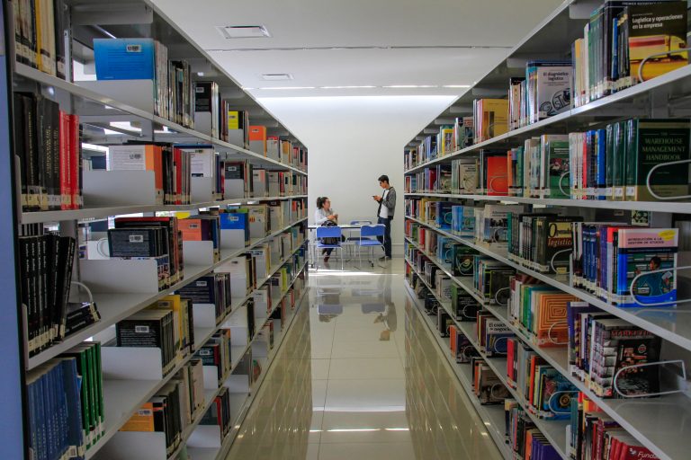 Autónoma de Aguascalientes amplía acervo bibliográfico con donación de libros