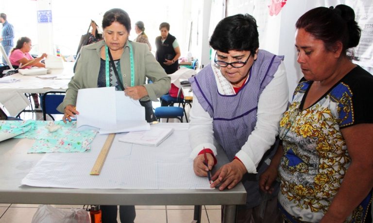 Cursos de la Sedeso para mujeres de Aguascalientes reproducen estereotipos de género   