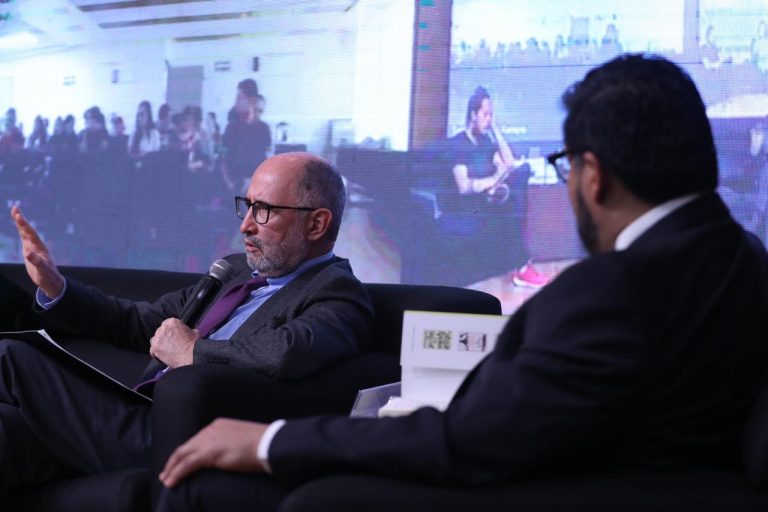 Debaten Voto en contra, de José Ramón Cossío, que habla del valor de no coincidir