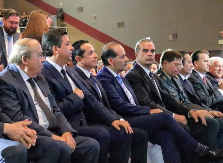Martín Orozco, gobernador de Aguascalientes, estuvo presente en el Tercer Informe de Gobierno de Durango