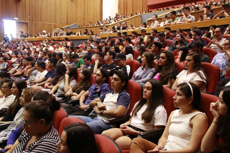 Autónoma de Aguascalientes realiza conferencia magistral sobre modelos de negocio mediante plataformas digitales