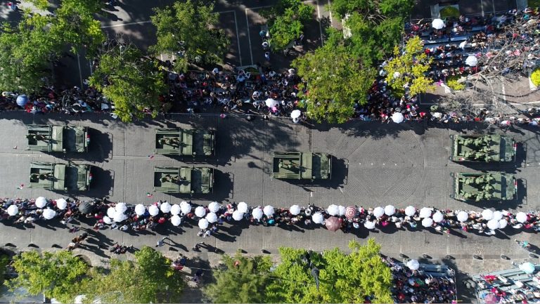 Encabeza gobernador de Aguascalientes desfile del 16 de septiembre en la capital del estado