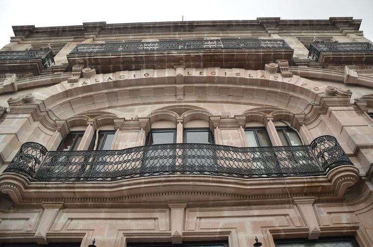 Ardid político, pretensión de desaparecer Poderes en estados