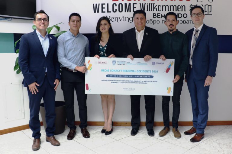 Fueron entregadas en Aguascalientes becas para estudios de posgrados en el extranjero