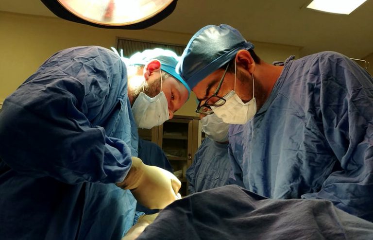 Realiza IMSS reconstrucción mamaria con técnica aloplástica y uso de tejido muscular