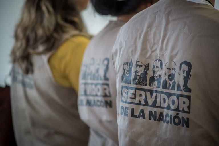 Secretaria del Bienestar infringe normas del INE al portar el nombre de López Obrador sus uniformes