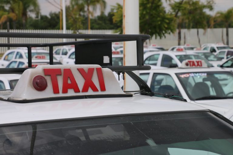 Anuncian la primera etapa de entrega de concesiones a taxistas de Aguascalientes