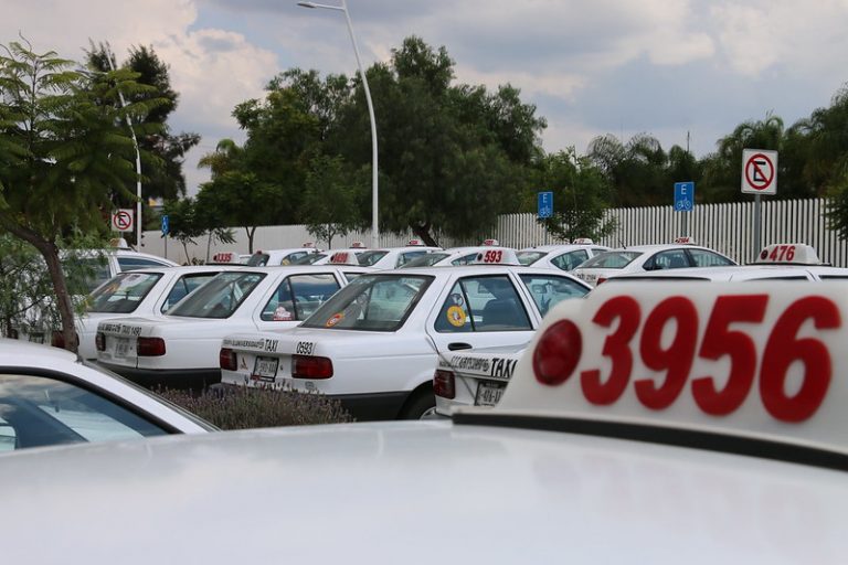 Buscan poner freno a venta de concesiones de taxis en Aguascalientes