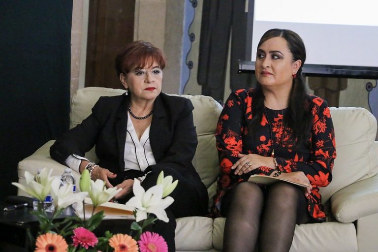 Apenas es del 52 por ciento la participación política de la mujer en México