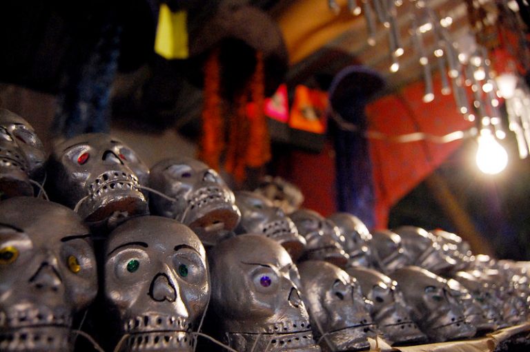 Relegan a artesanos de Aguascalientes en Tianguis de los Muertos